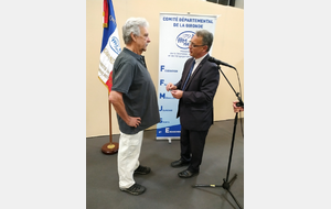 Remise de la médaille d'argent JS à Jean-Luc Feit au titre de ses activités sportives et associatives, lors de la manifestation du comité des médaillés au salon des sports. Mai 2022.